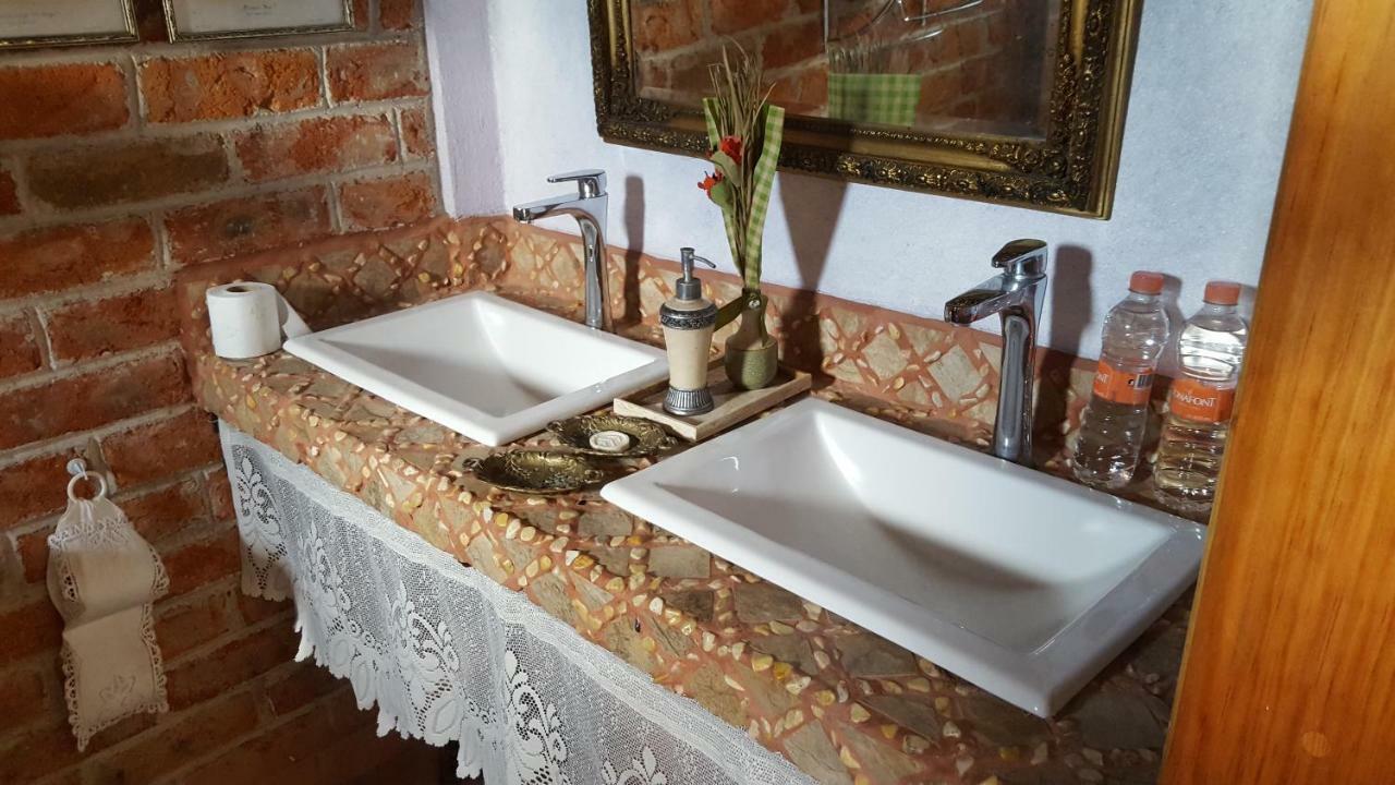 La Casona Azul Bed N Breakfast Santa Rosa de Jauregui ภายนอก รูปภาพ